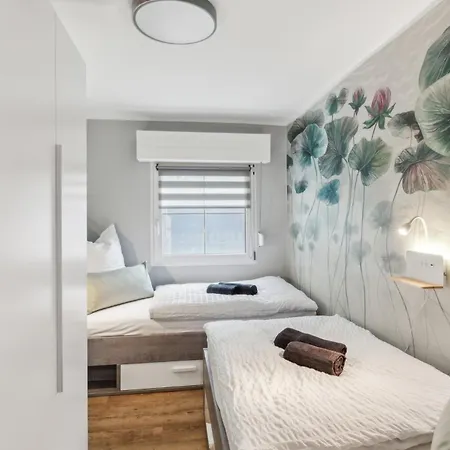 Vakantiehuis Waldbungalow Mit Wlan Und Terrasse In Seenaehe-hund Willkommen Gommern