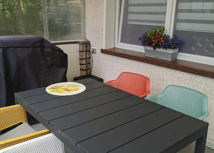 بيت للعطل Waldbungalow Mit Wlan Und Terrasse In Seenaehe-hund Willkommen